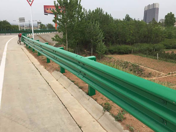 公路波形護(hù)欄