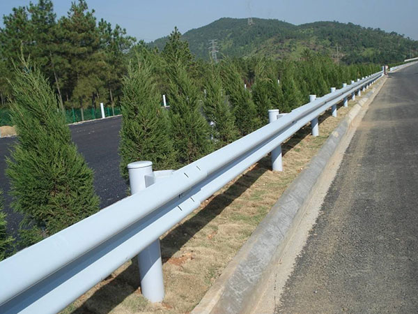 波形防撞護(hù)欄