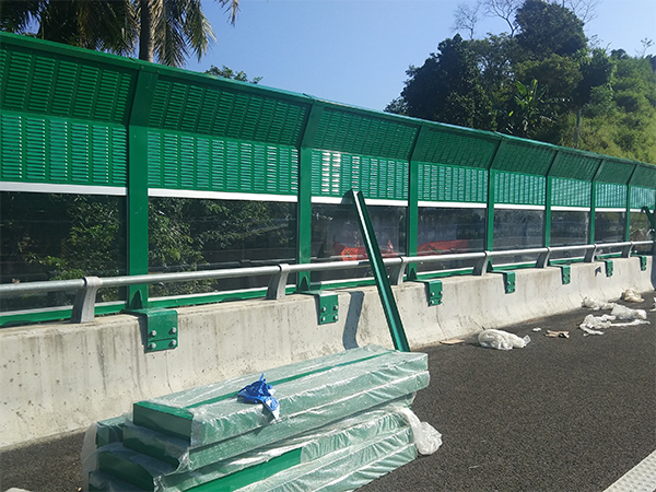 高速公路聲屏障